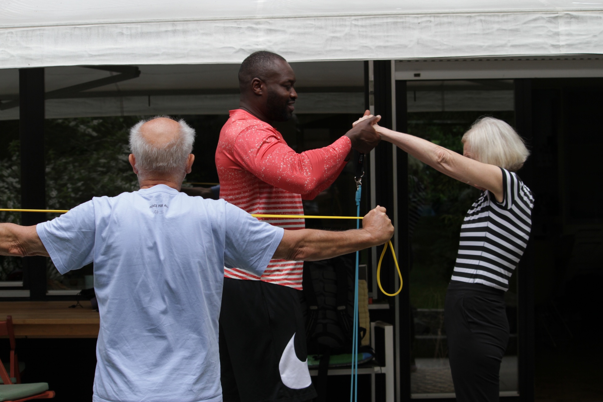 Momar beim Gruppentraining mit Senioren