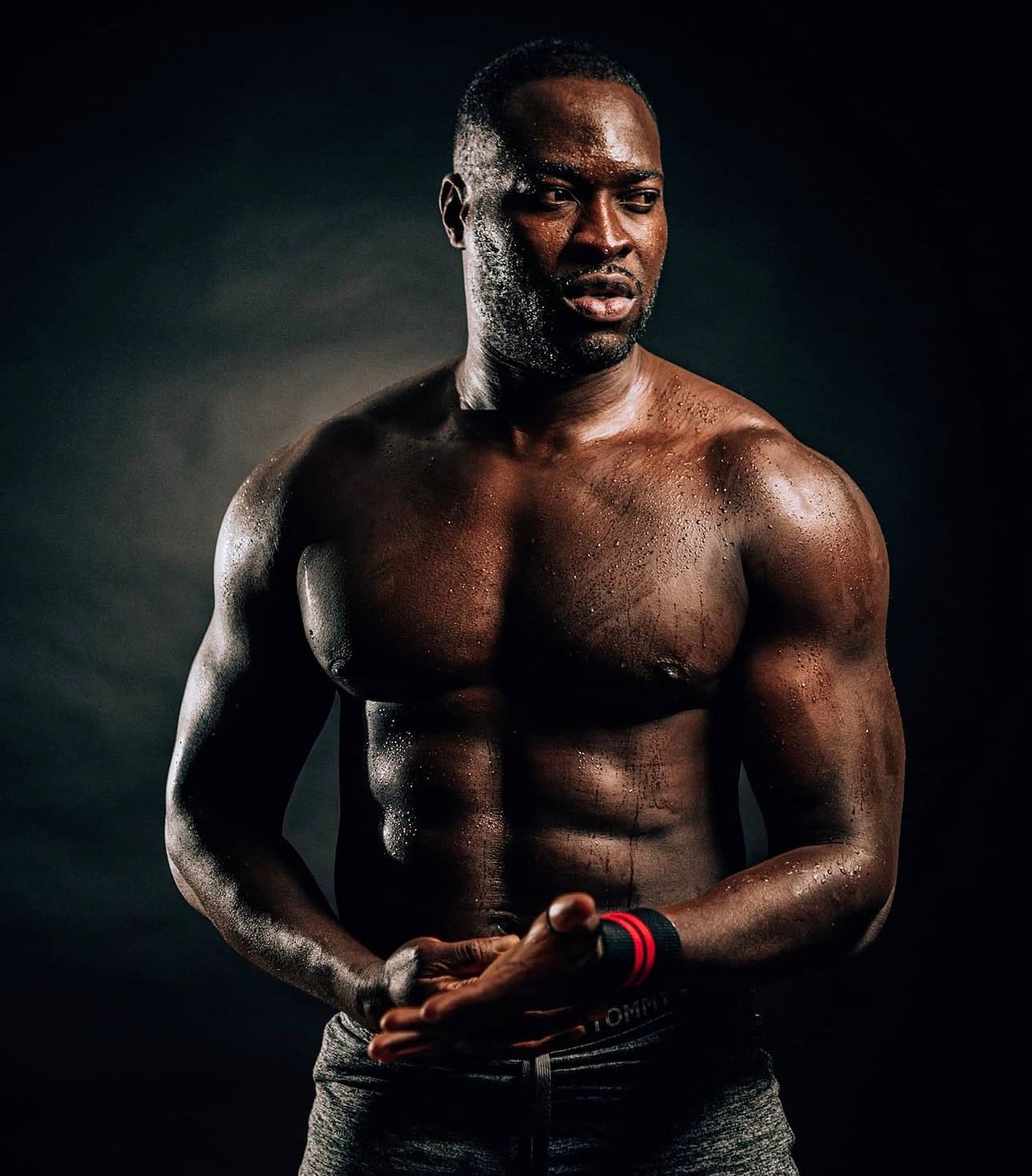 Momar im Studio nach intensivem Training